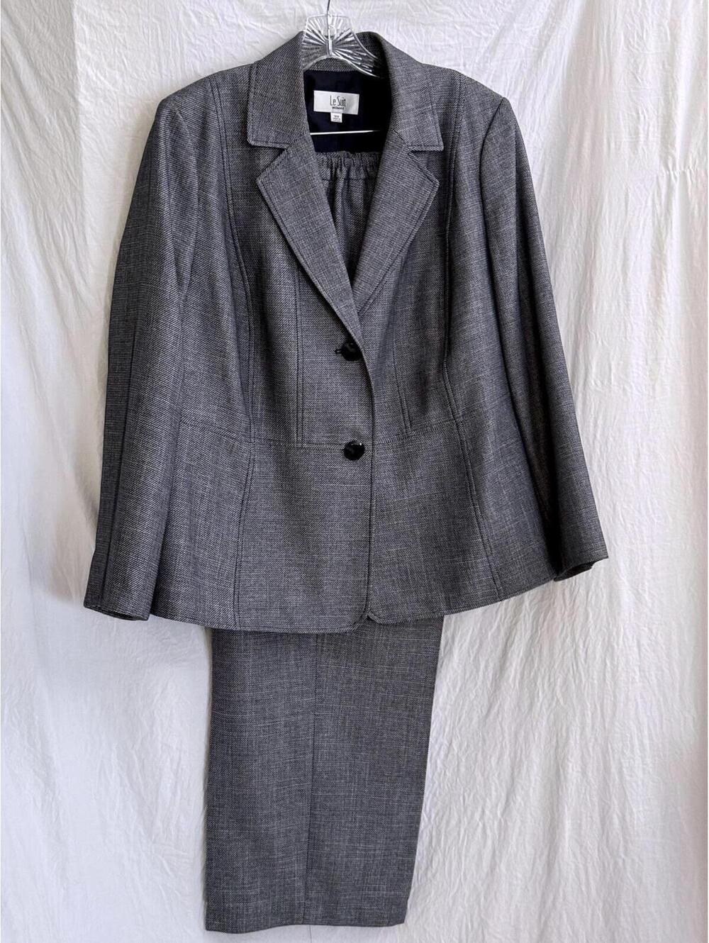 🆕LISTING🆕 Le Suit Navy and white Suit